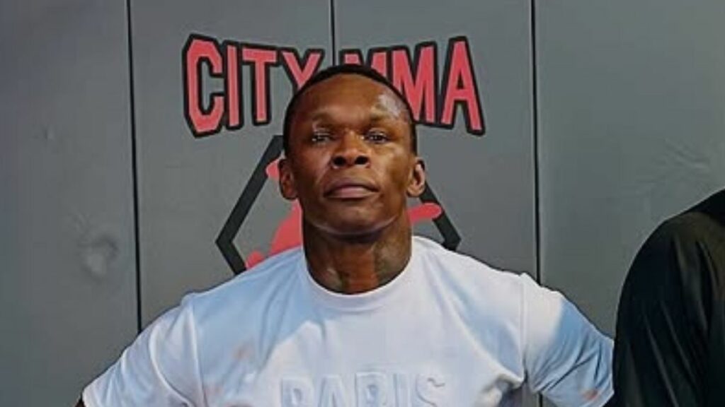 Israel Adesanya va bientôt faire son retour dans la cage face à Nassourdine Imavov le 1er février lors de l'UFC Fight Night 102 en Arabie Saoudite. Apparemment, l'ancien champion s'entraîne avec un autre ancien champion.