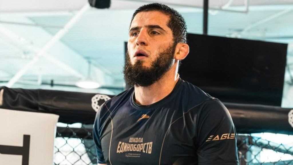 Islam Makhachev a combattu Dustin Poirier lors de l'UFC 302, en juin 2024. Sorti victorieux de ce combat, le Russe ne semble pas satisfait de sa dernière performance.