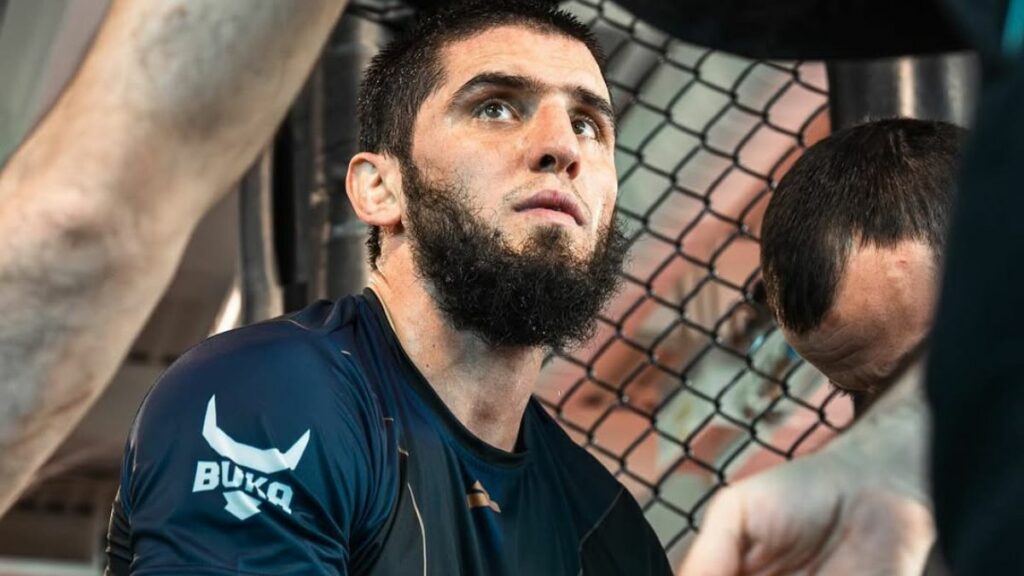 Islam Makhachev défend sa ceinture face à Arman Tsarukyan lors de l'UFC 311 le 18 janvier prochain. En interview, le champion a révélé son prochain adversaire et a fait les éloges de l'Arménien.