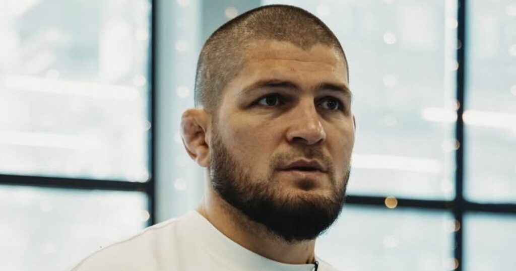 Khabib Nurmagomedov expulsé d'un avion : la compagnie aérienne donne la raison