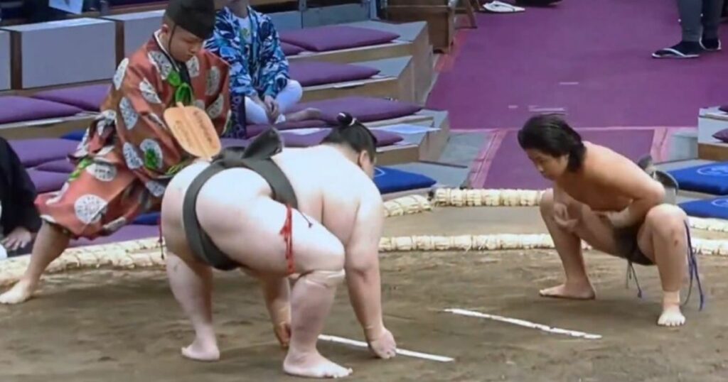 Un sumo de 16 ans et 68 kg bat un sumo de 168 kg, une performance historique