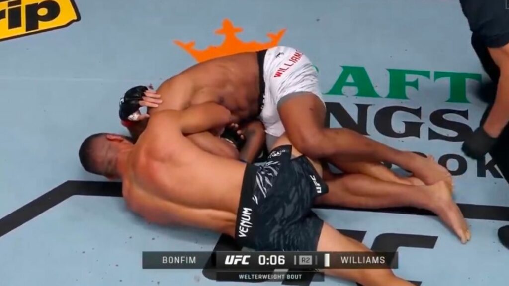 Le combattant Gabriel Bonfim s'est illustré cette nuit avec une superbe victoire par soumission face à Khaos Williams lors de l'UFC Vegas 102. Le finish est impressionnant.