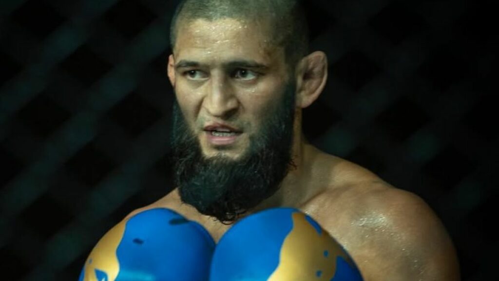 Khamzat Chimaev, prétendant au titre des poids moyens de l'UFC, a récemment fait une annonce surprenante, avec un cadeau à la clé.