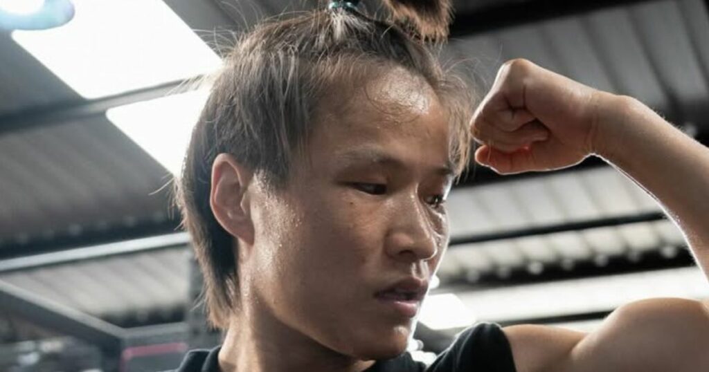 La championne de l'UFC Weili Zhang affiche un énorme physique avant son retour