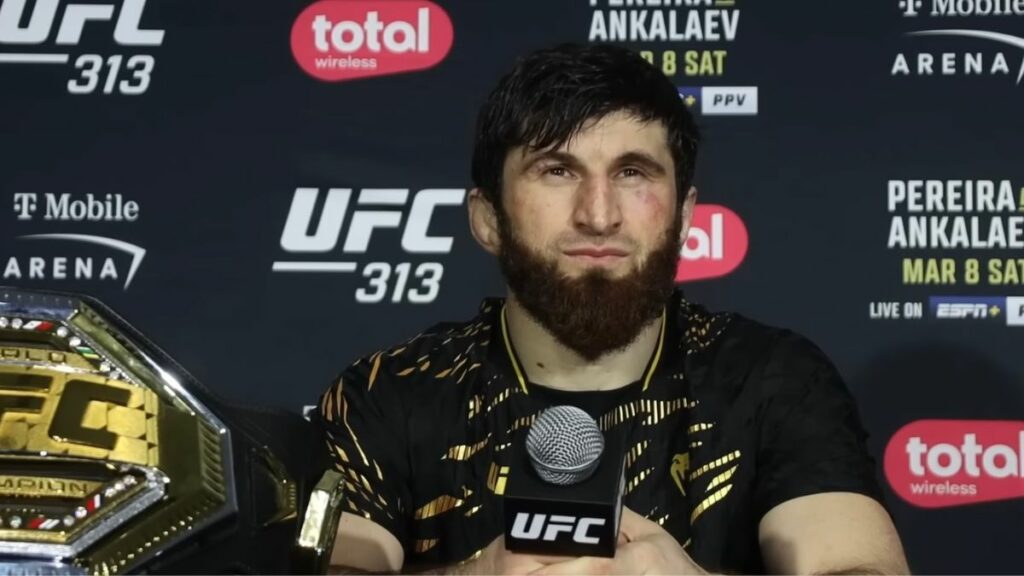 Magomed Ankalaev a battu Alex Pereira cette nuit, lors de l'UFC 313 à Las Vegas. Désormais champion, le Russe a incendié son adversaire sur les réseaux.